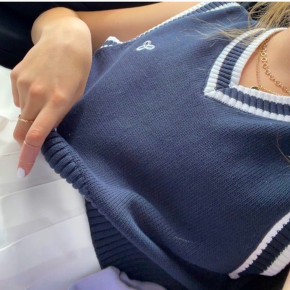 ARITZIA “Marcy” Cropped Sweater Vest - Picture 10 of 10